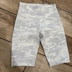 Lululemon White camo biker shorts women’s size 6